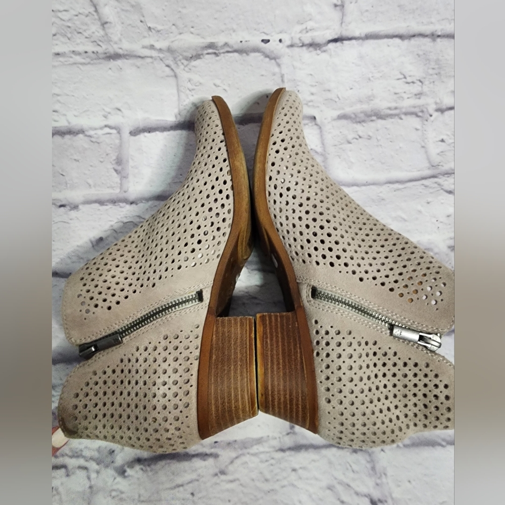 Lucky Brand Bayley 10 M Ankle Bootie Taupe Perforated Leather Womens.